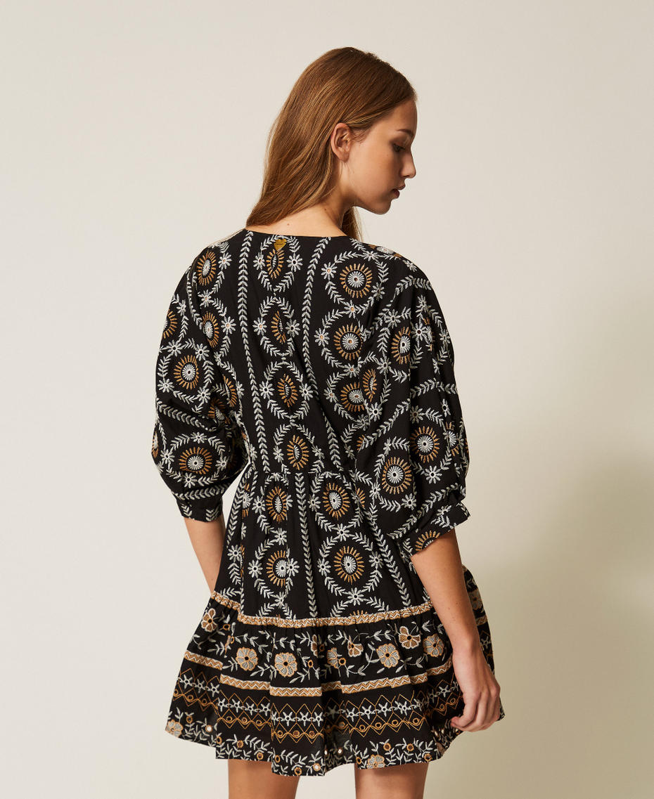 Robe courte en mousseline avec broderie anglaise