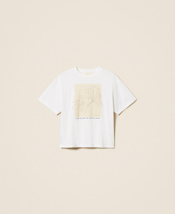 Camiseta est&aacute;ndar con estampado y bordado