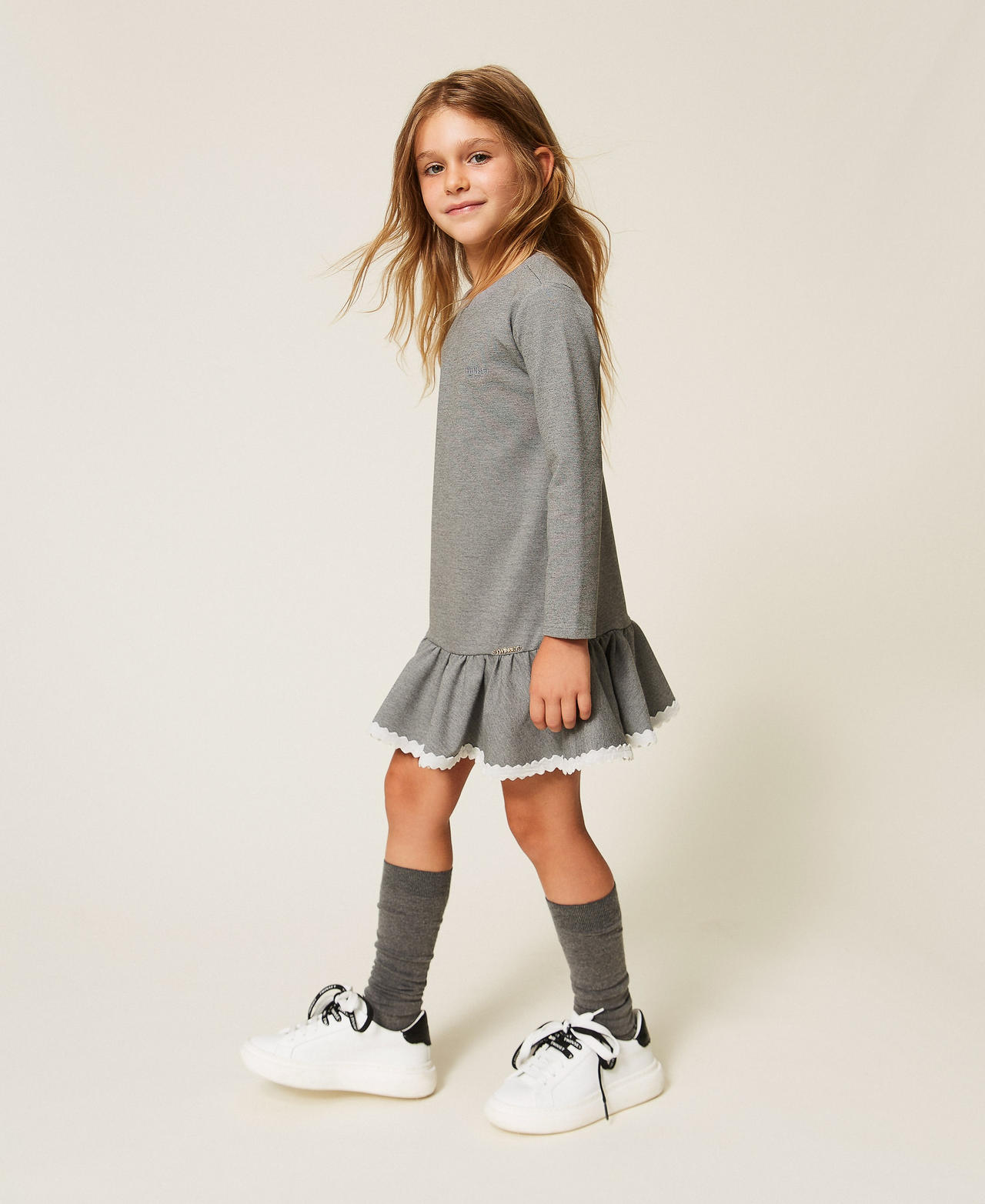 Robe courte fille avec d&eacute;tails en velours