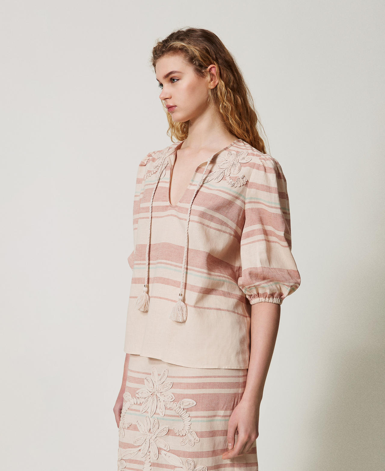 Blouse en lin mélangé avec rayures et broderies Rayure Almond Beige/Green Marine/Amber Brown Femme 251LM2RAA_12377_02