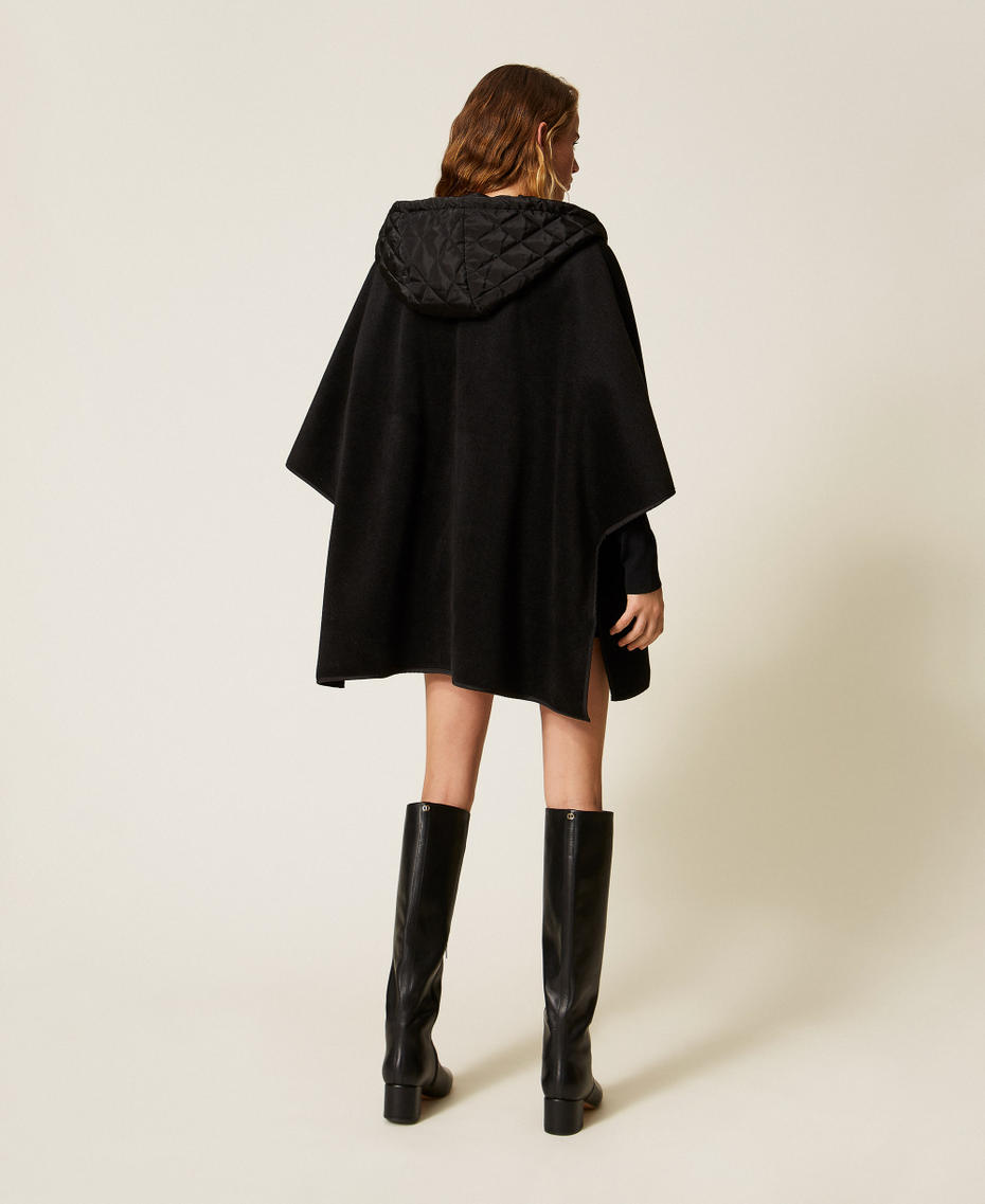 Poncho en maille avec poches Noir Femme 252TA4240_00006_04