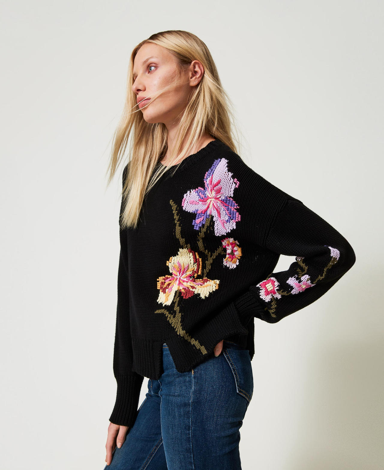 Pull avec fleurs et broderie r&eacute;alis&eacute;e &agrave; la main Noir Femme 251TP3591_00006_03
