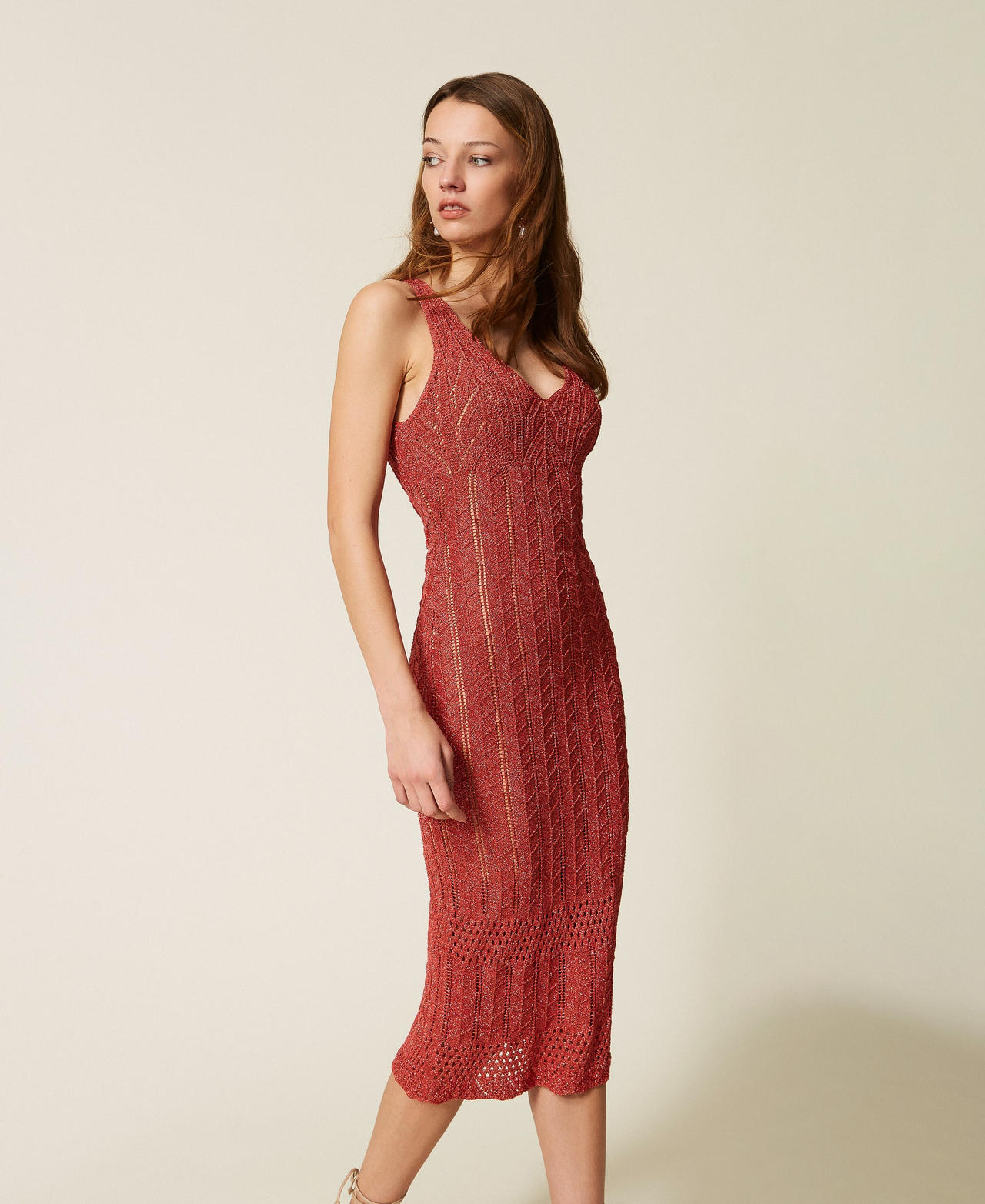 Langes, figurbetontes Strickkleid mit Lurex Dunkles "Lip Gloss"-Rot Lurex Frau 261TT3322_11697_02