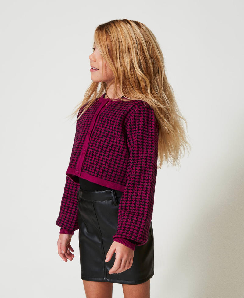 Jacke aus Jacquard-Strick mit Hahnentrittmuster Zweifarbig Magentaviolett/ Schwarz Mädchen 242GJ3100_11855_02