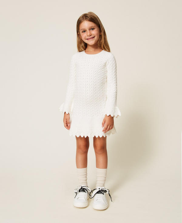 Kurzes Baby-Strickkleid im Zopfmuster