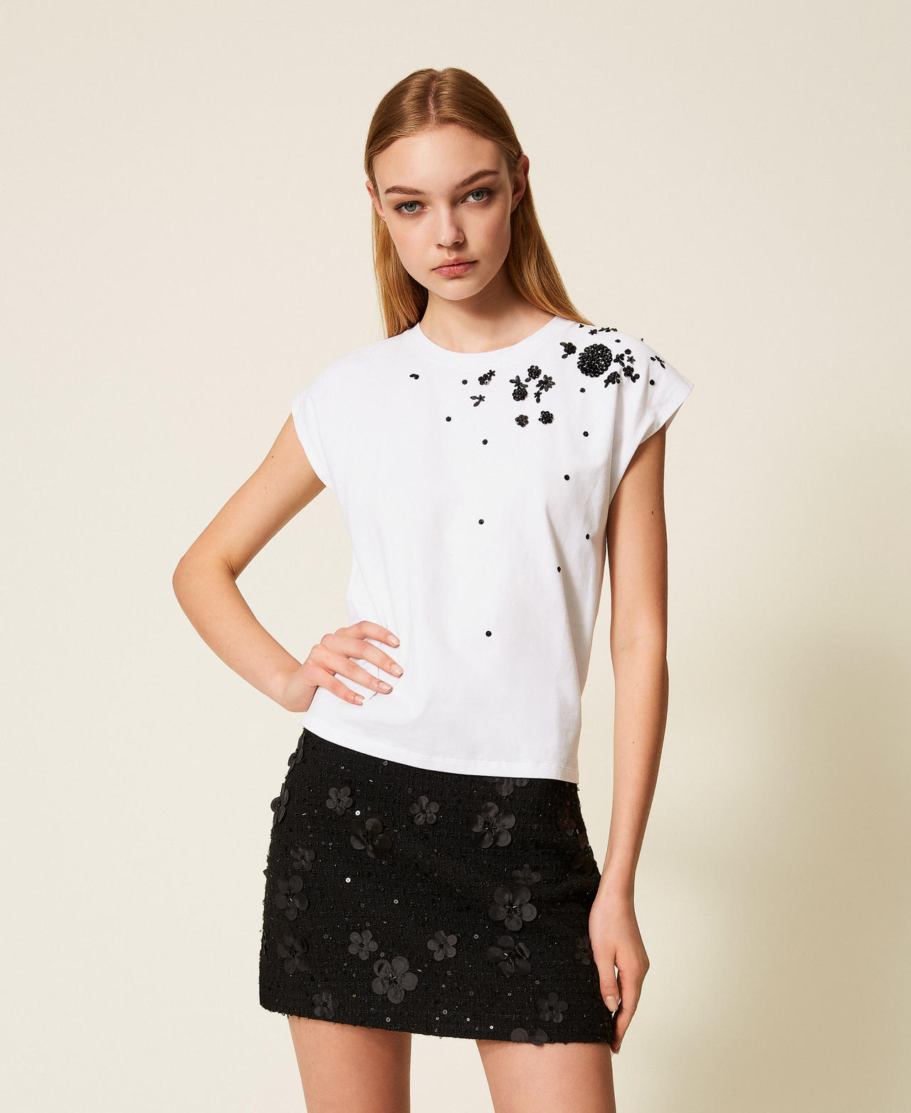 T-shirt with hand-embroidered flowers "Papers" White Woman 252AP2312_00840_01