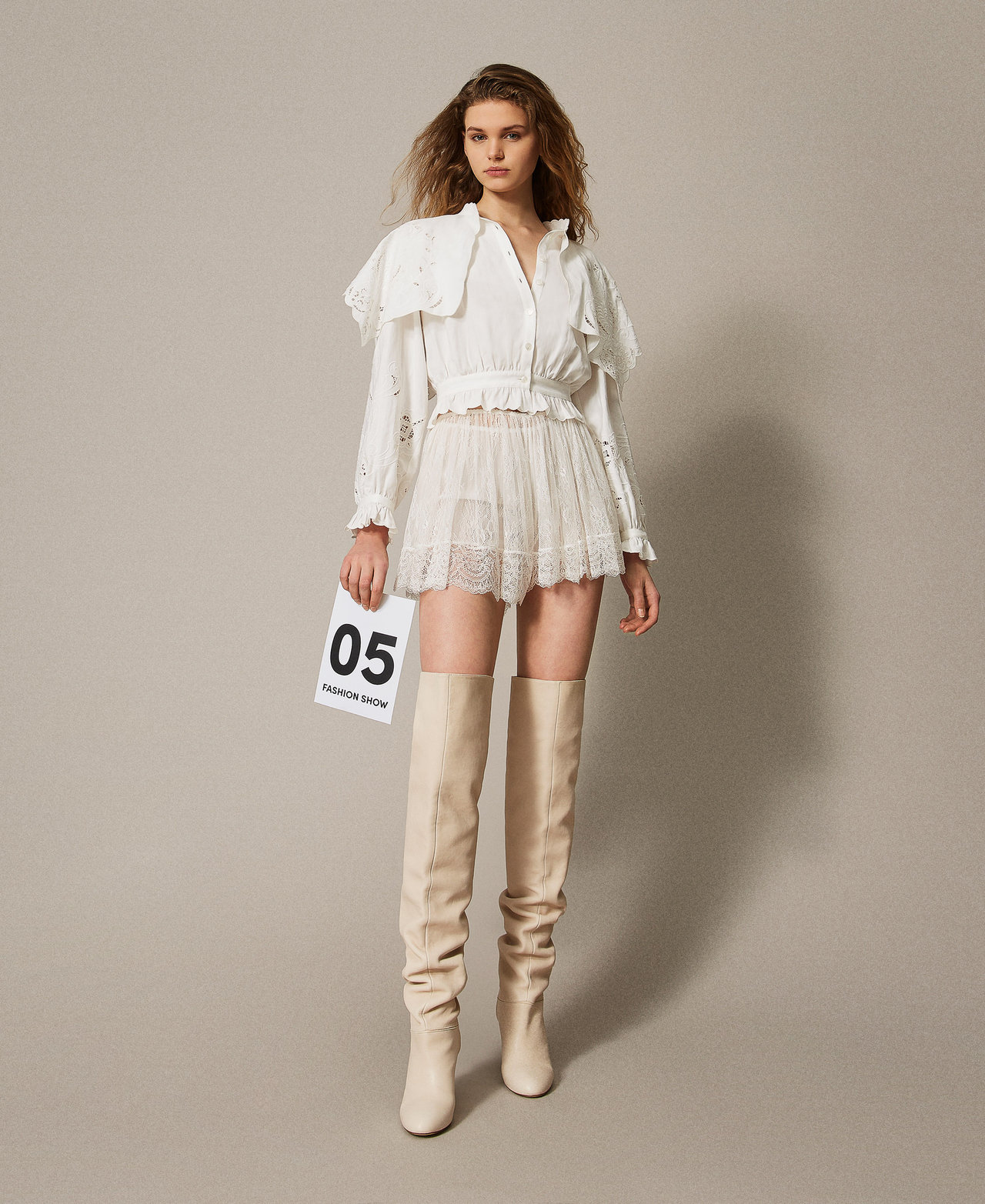 'Giglio' lace shorts with gathering. White Snow Woman 251TS2096_00282_PS