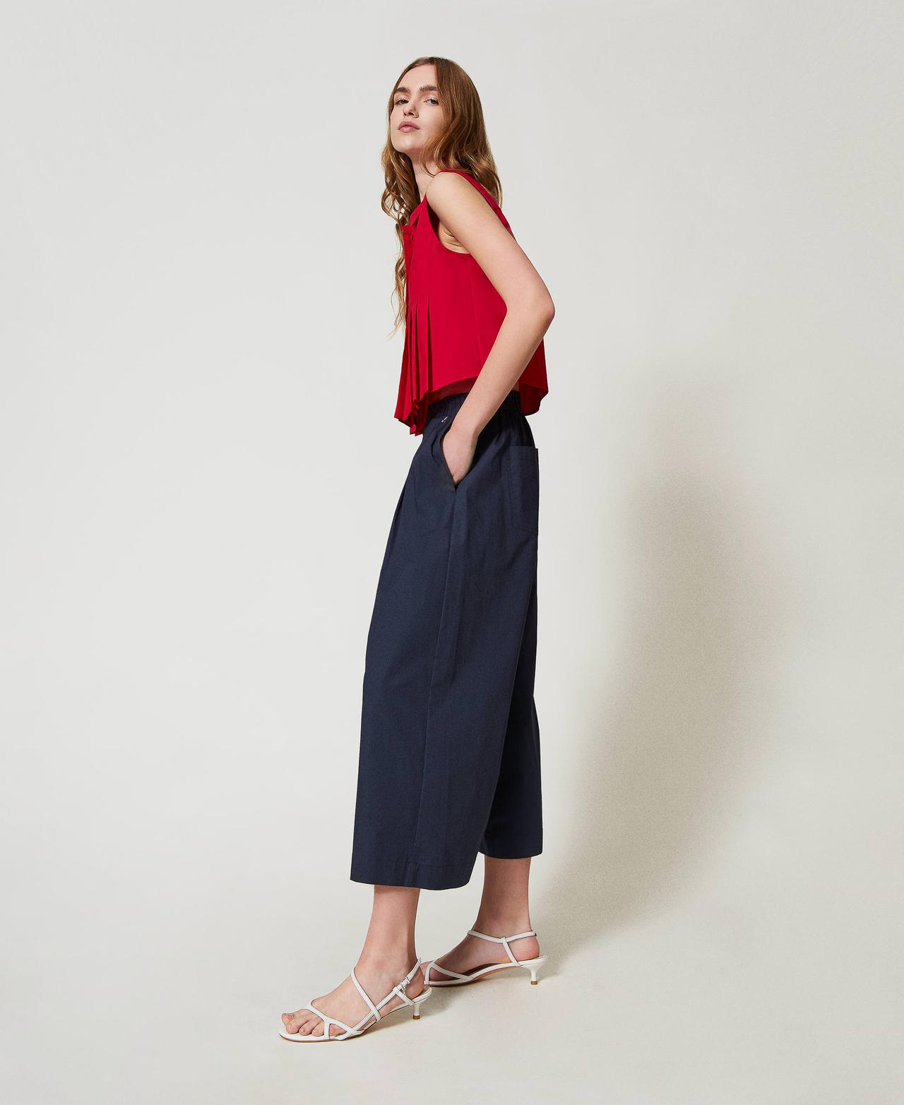 Cropped poplin trousers with pleats Deep Blue Woman 251AP2308_03585_01