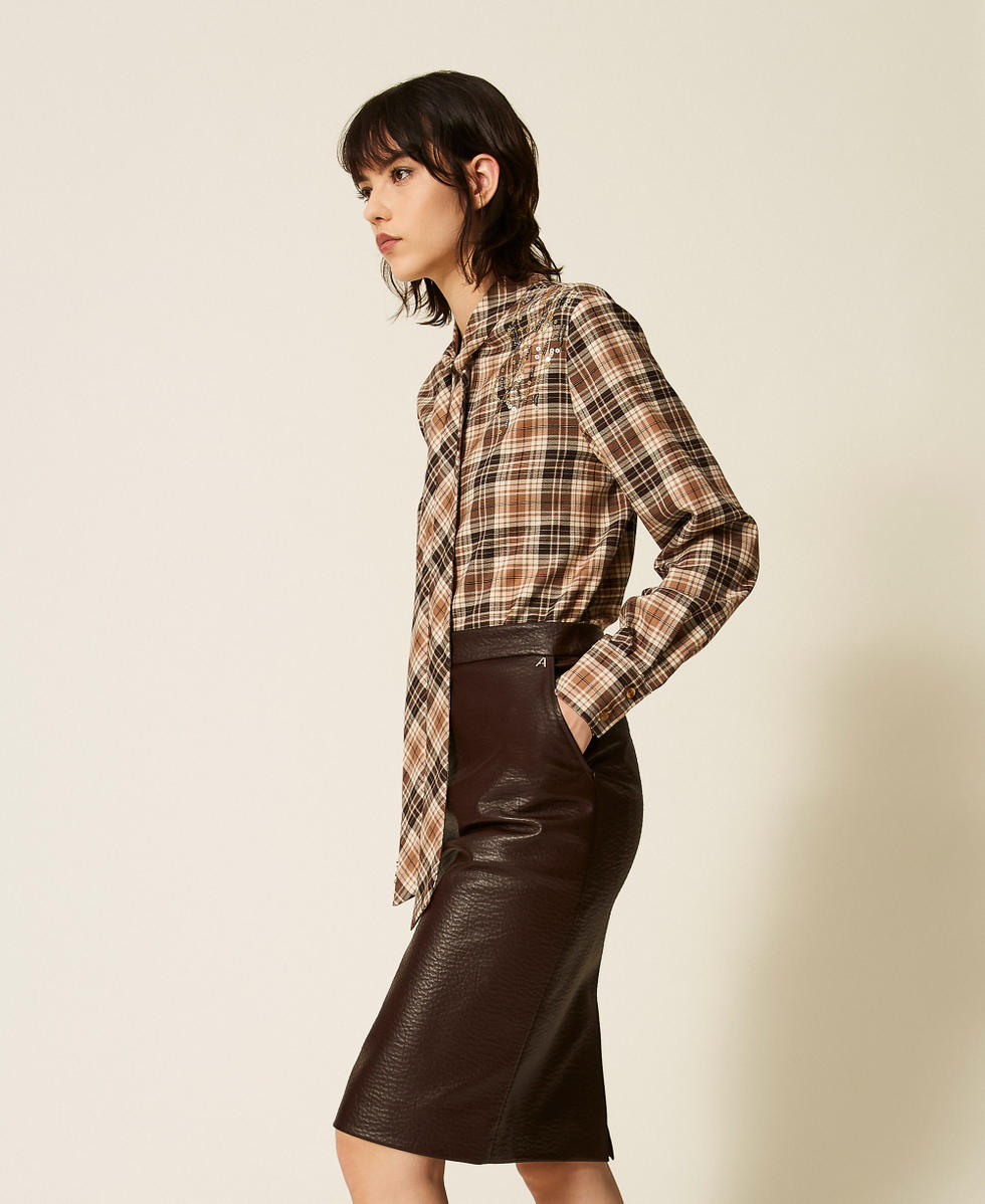 Hemdbluse aus Flanell im Tartanmuster mit Stickerei "Iced Coffee Tartan-Braun" Frau 262AP2300_13691_02