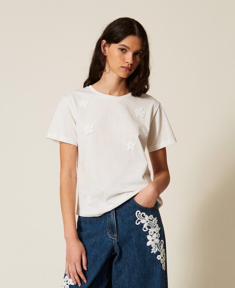 Figurbetontes T-Shirt mit H&auml;kelblumen Mattwei&szlig; Frau 261LB2AHH_00526_01
