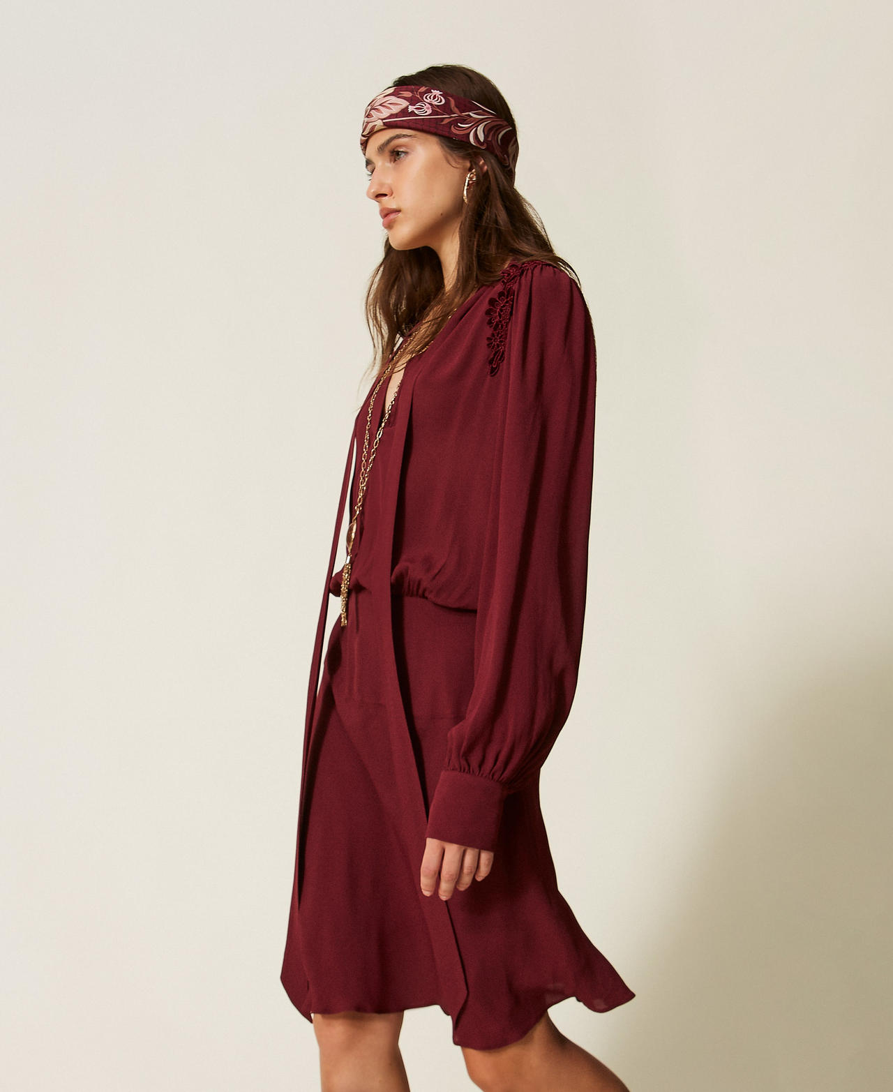 Robe courte en cr&ecirc;pe de Chine avec broderies Bordeaux Femme 262TT2460_00020_02