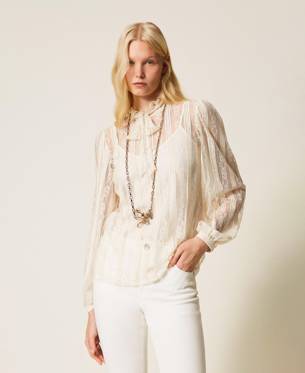 Blouse en dentelle avec rayures et naud