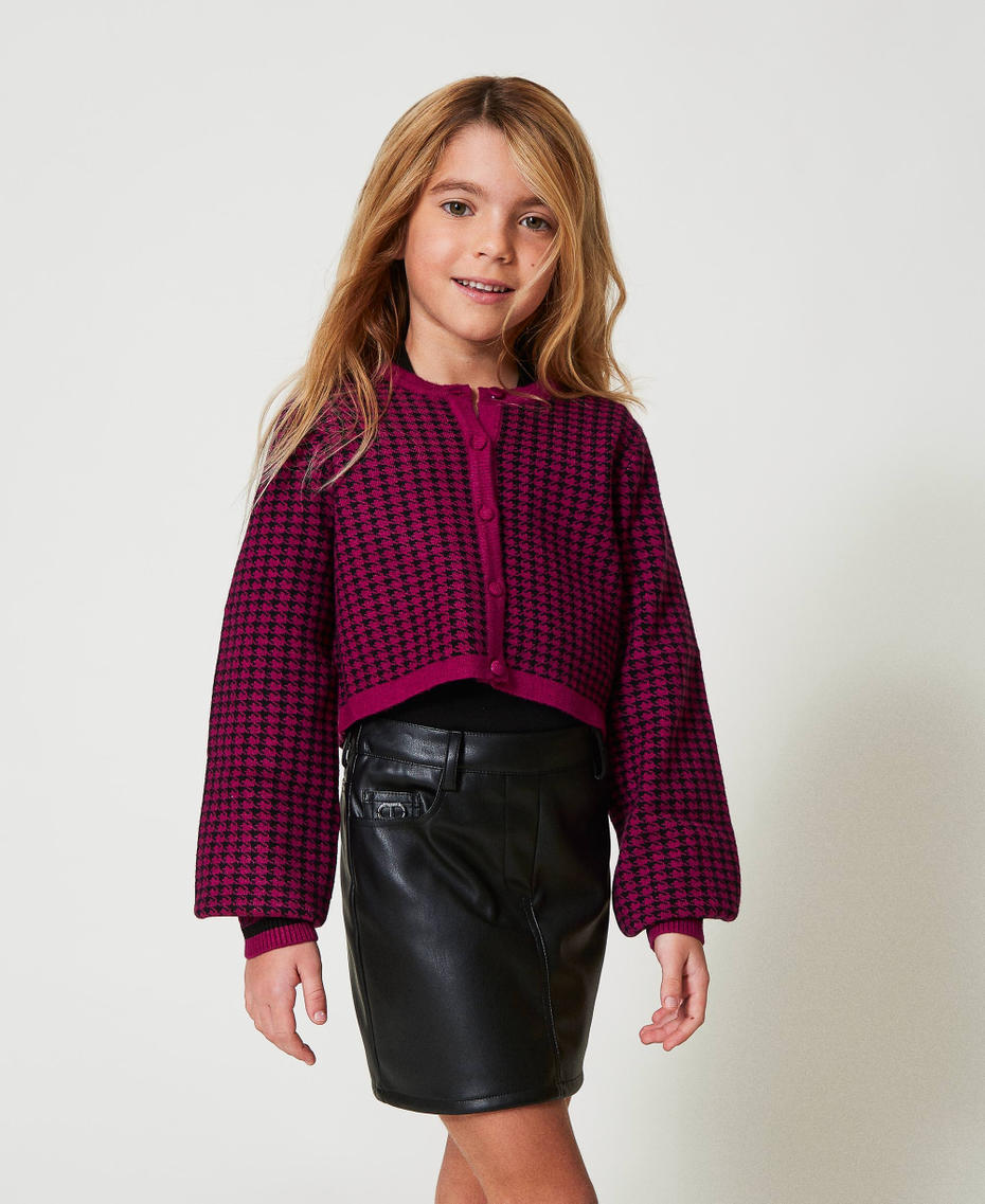 Jacke aus Jacquard-Strick mit Hahnentrittmuster Zweifarbig Magentaviolett/ Schwarz Mädchen 242GJ3100_11855_01
