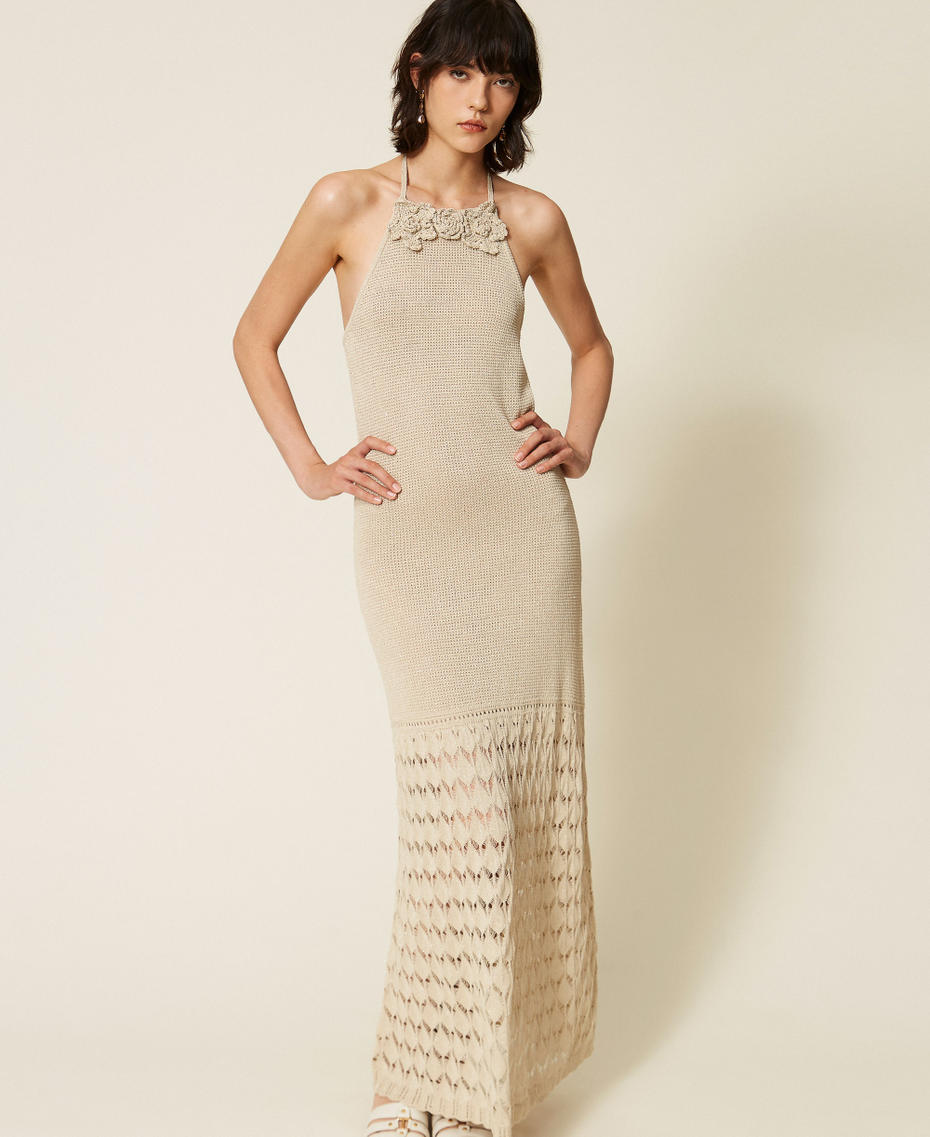 Robe longue en maille avec fleurs au crochet
