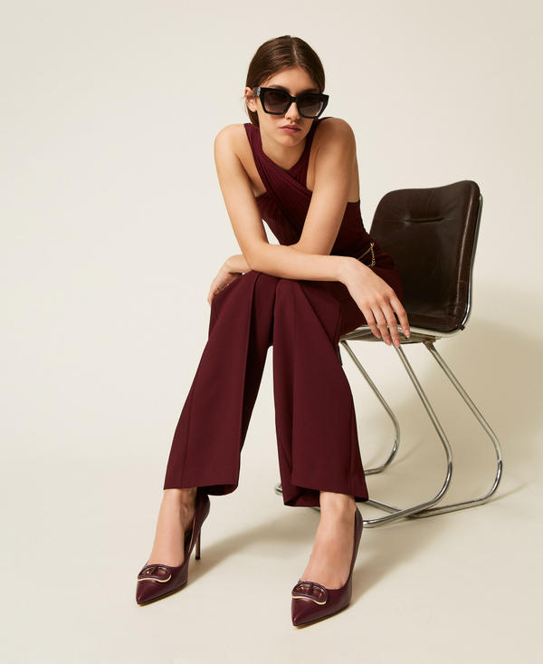 Leather court shoes with Oval T