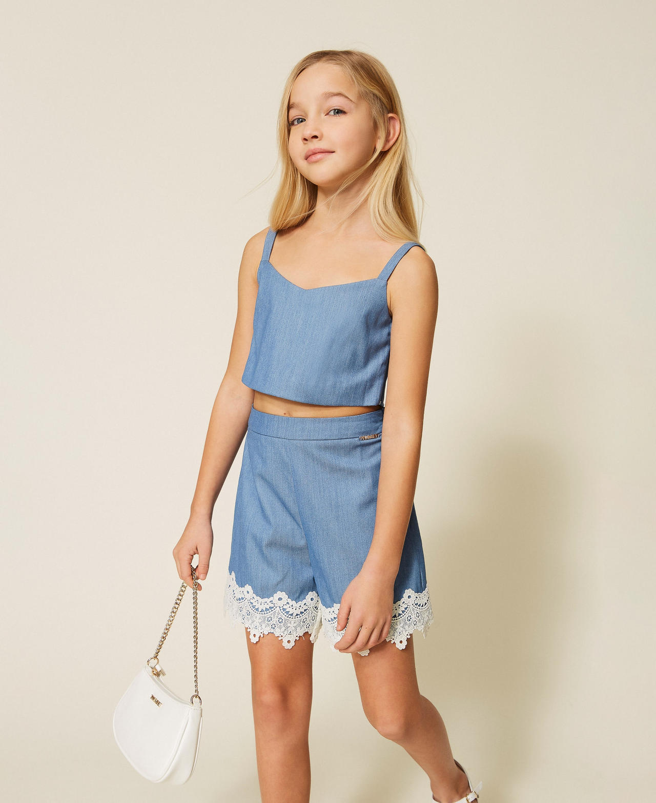 Short en fil-à-fil avec dentelle