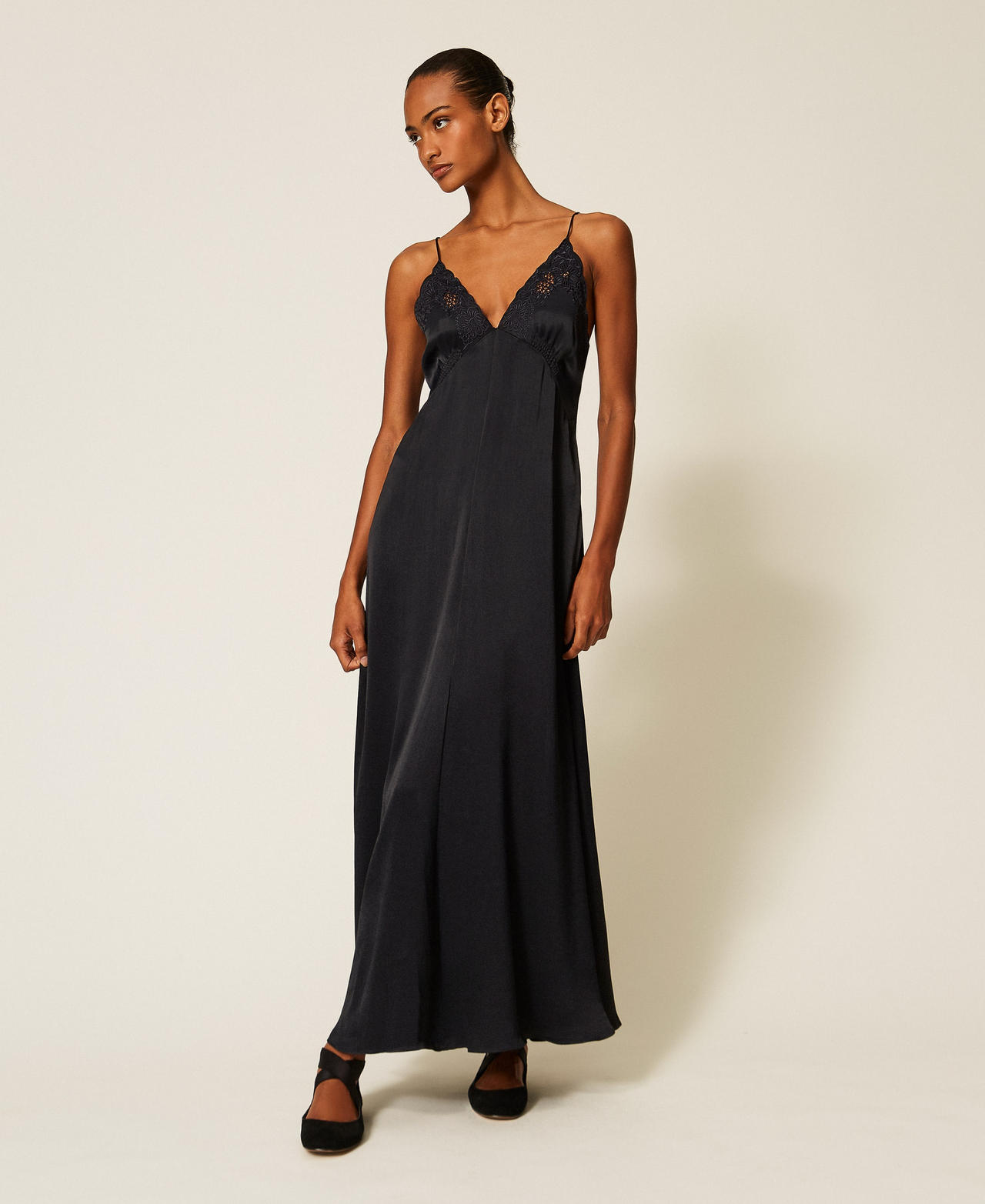 Robe longue en envers satin avec broderie