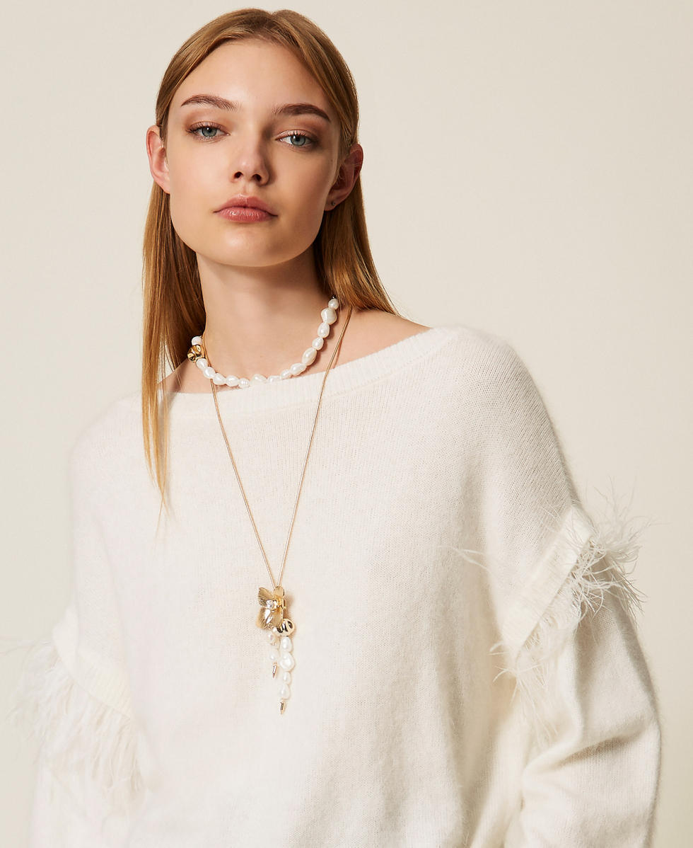 Choker necklace with pearls and flower