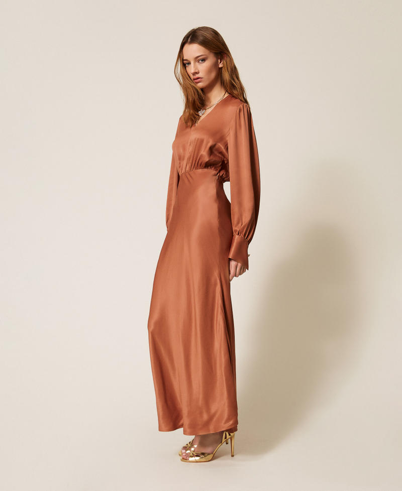 Langes Kleid aus Satin &bdquo;Mocha Mousse&ldquo;-Braun Frau 261TP2761_13168_02