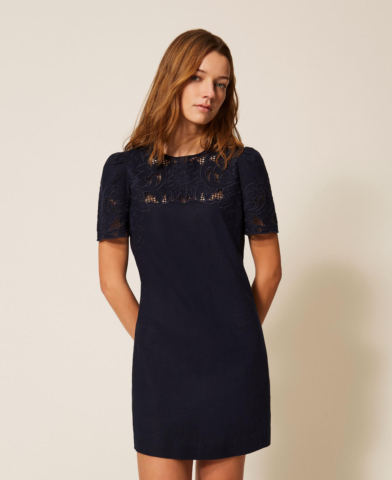 Robe courte en lin mélangé avec broderie