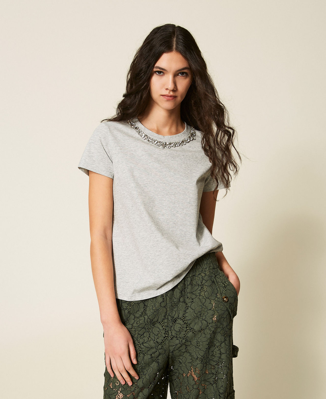 T-shirt ajusté avec broderie de cabochons