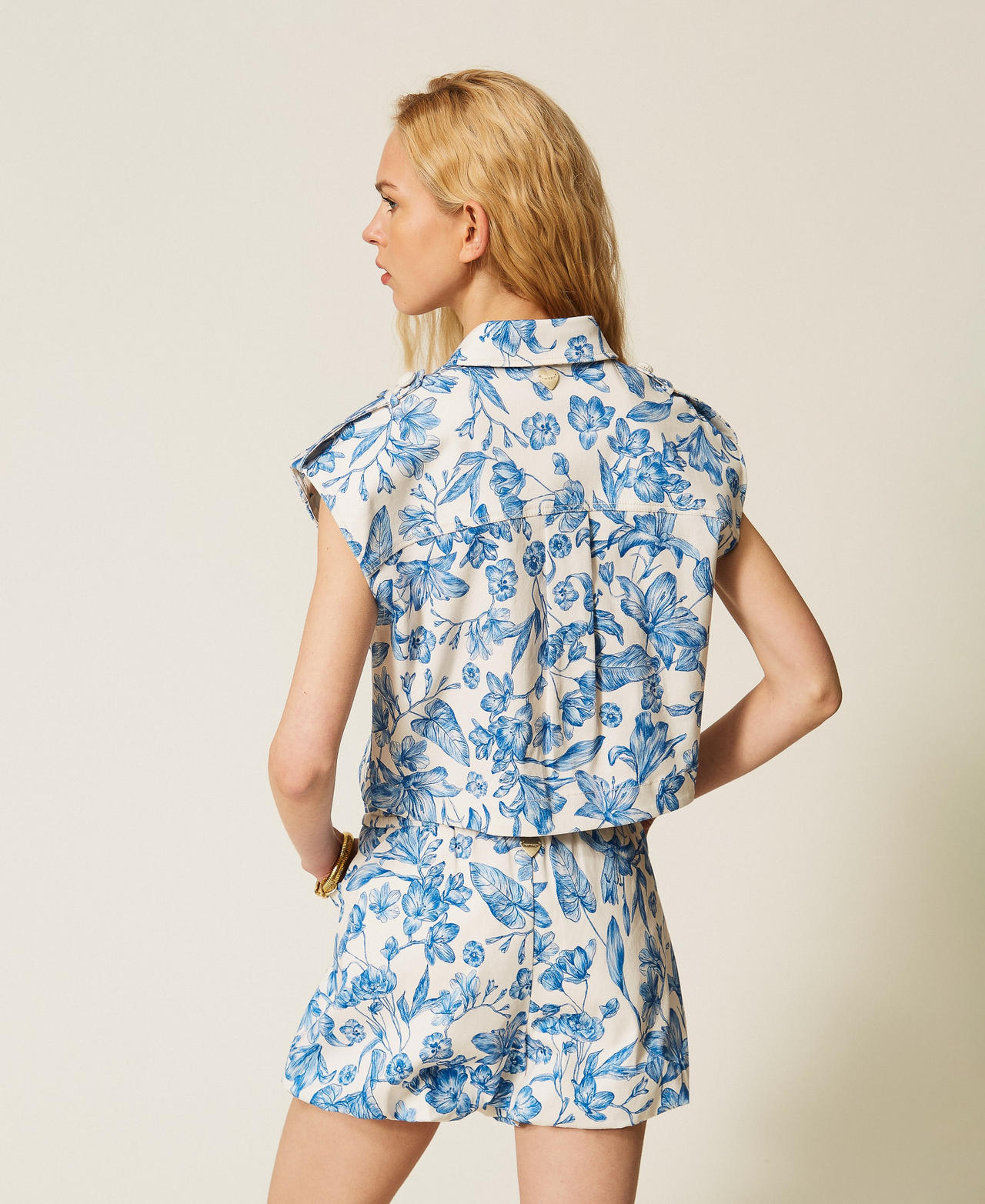 Floral bull shorts Off White/Med Blue Toile De Jouy Print Woman 261LM2ABB_13465_03