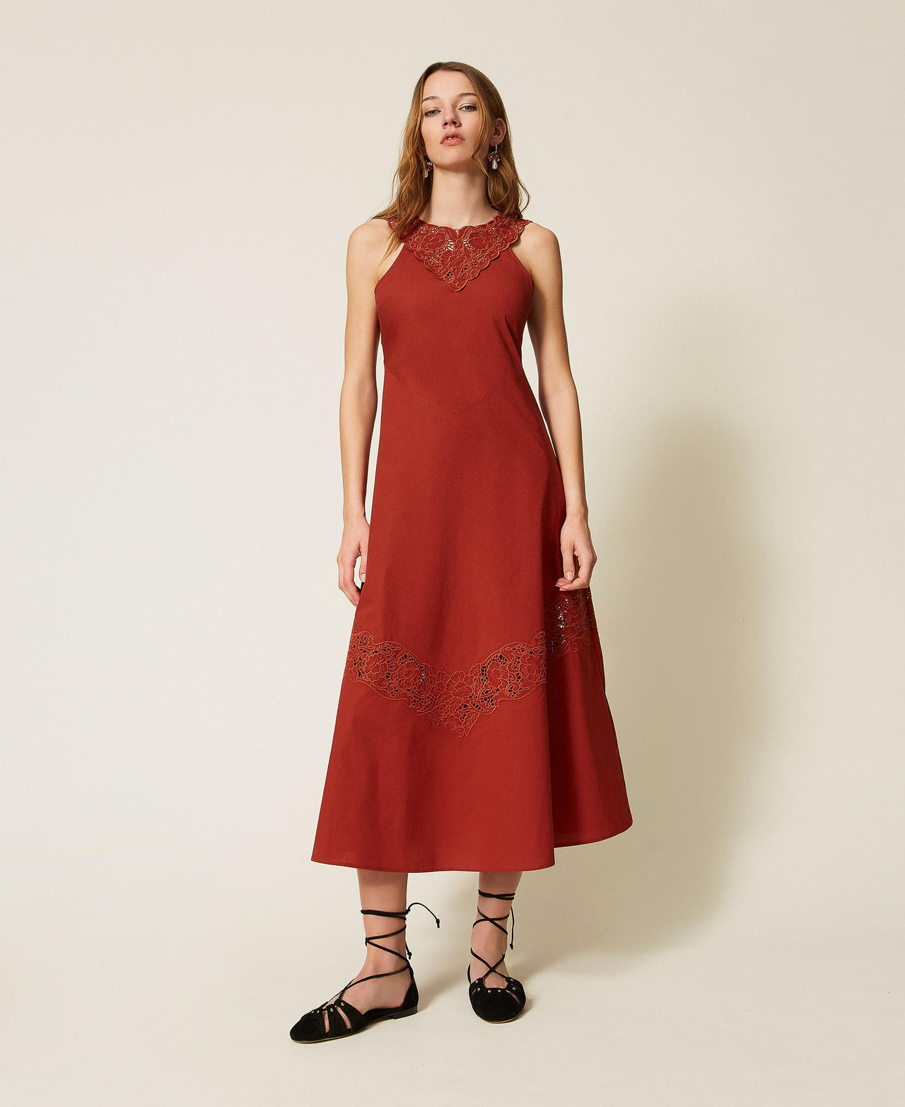 Long poplin and broderie anglaise dress Henna Brown Woman 261TT2032_13332_02