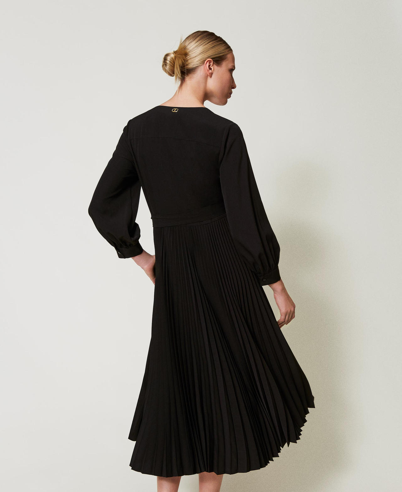 Pleated cr&ecirc;pe de Chine midi dress Black Woman 251TP2420_00006_03