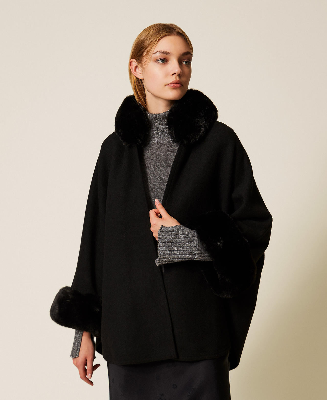 Wool cloth and faux fur poncho Black Woman 252TO5130_00006_01