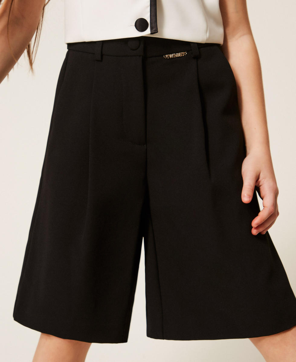 Bermudashorts aus Crêpe mit Bundfalten Schwarz Mädchen 261GJ2Q57_00006_04