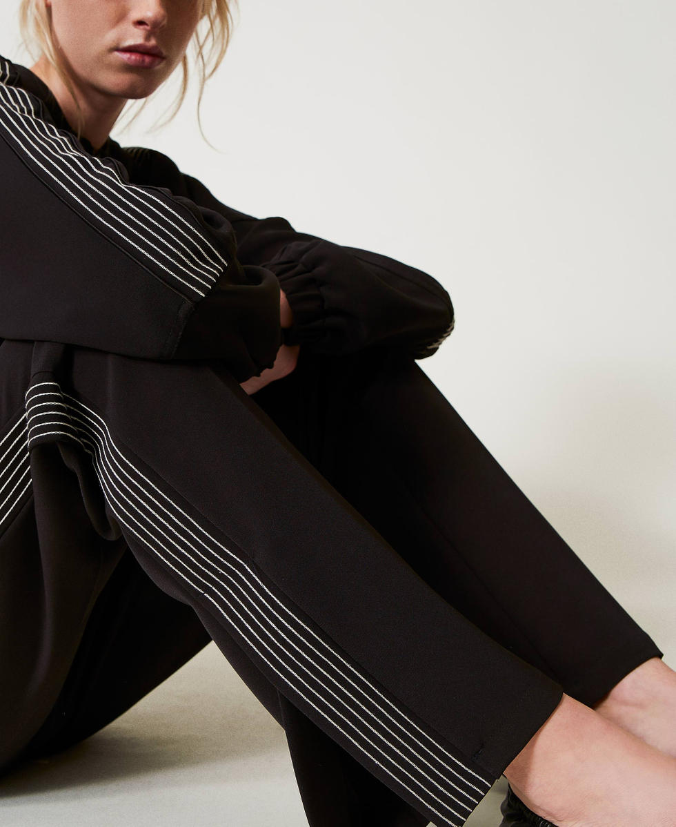 Pantalon en cr&ecirc;pe avec broderie Noir/Broderie Neige Femme 251TE2164_12285_04