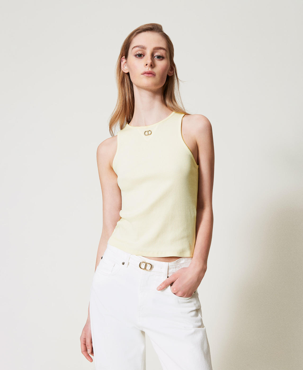 Top ce&ntilde;ido acanalado con Oval T Vanilla Mujer 251TP2550_12143_01