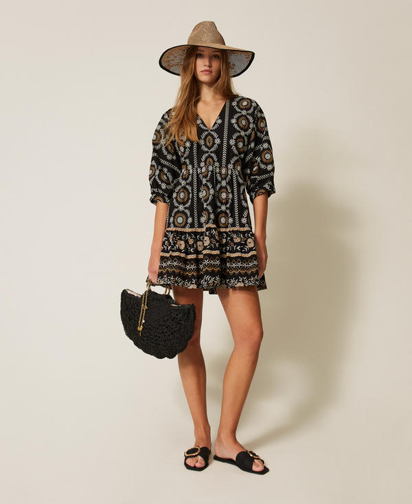 Kurzes Kleid aus Musselin mit Lochstickerei