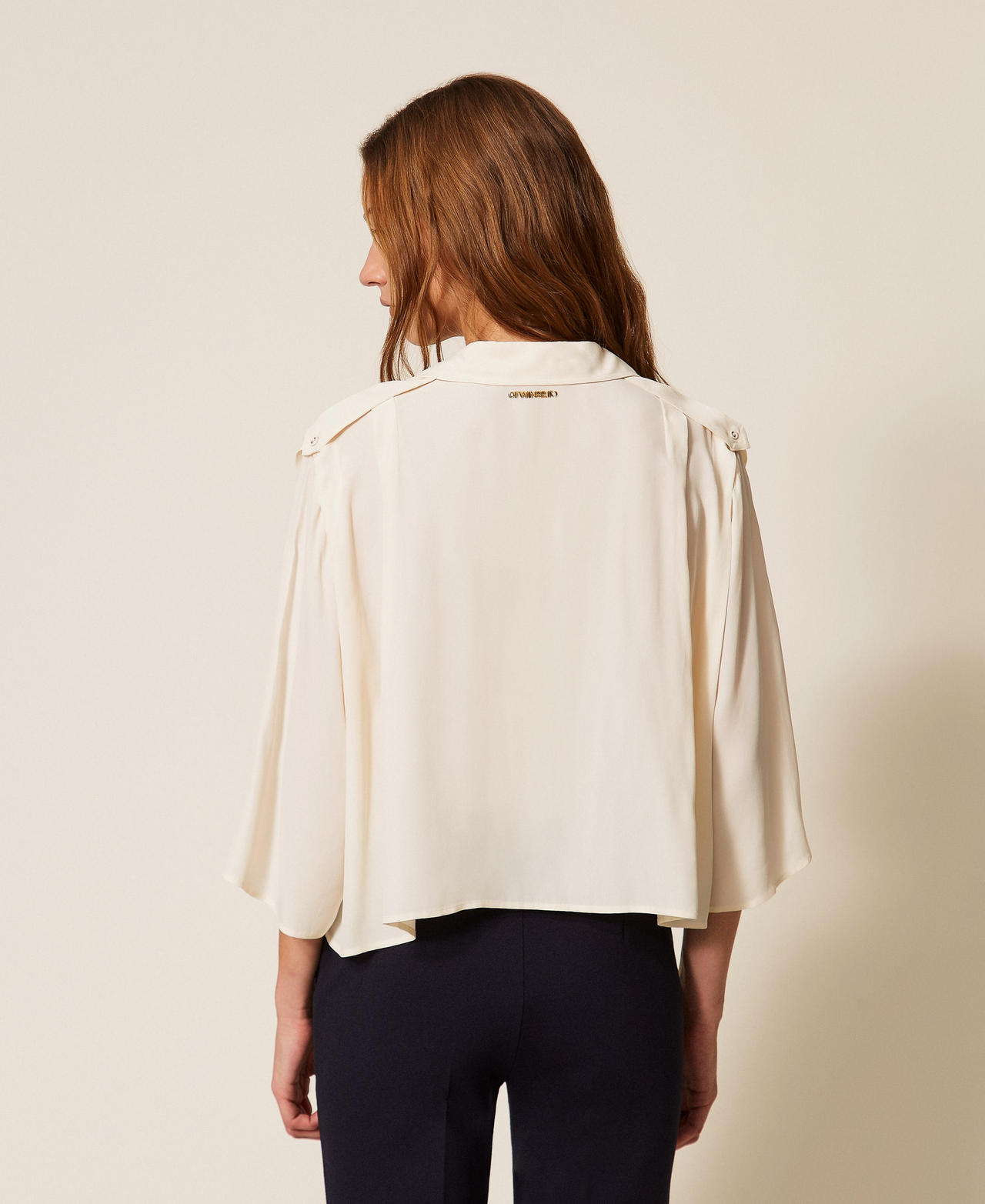 Koszula cropped z krepdeszynu Macica perłowa Kobieta 261TP2460_00059_03