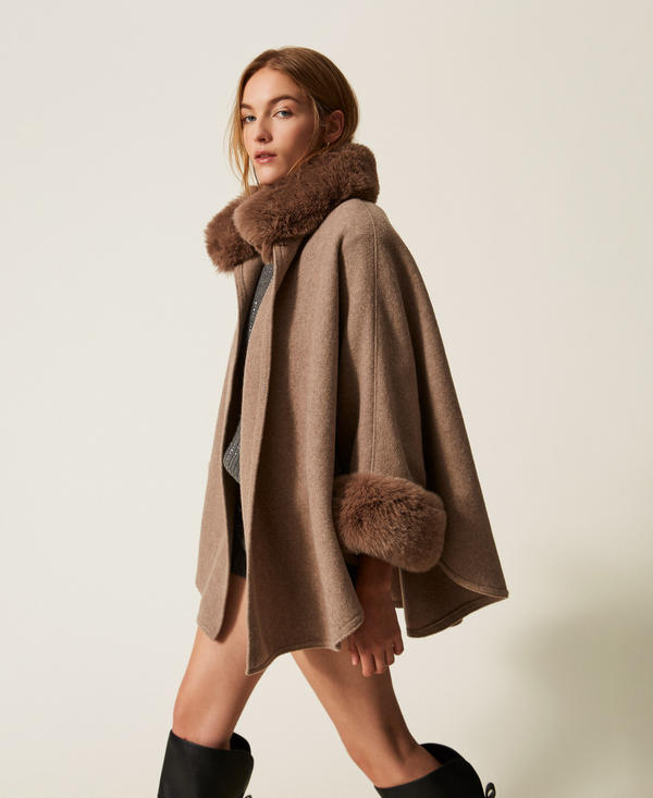 Poncho in panno con faux fur