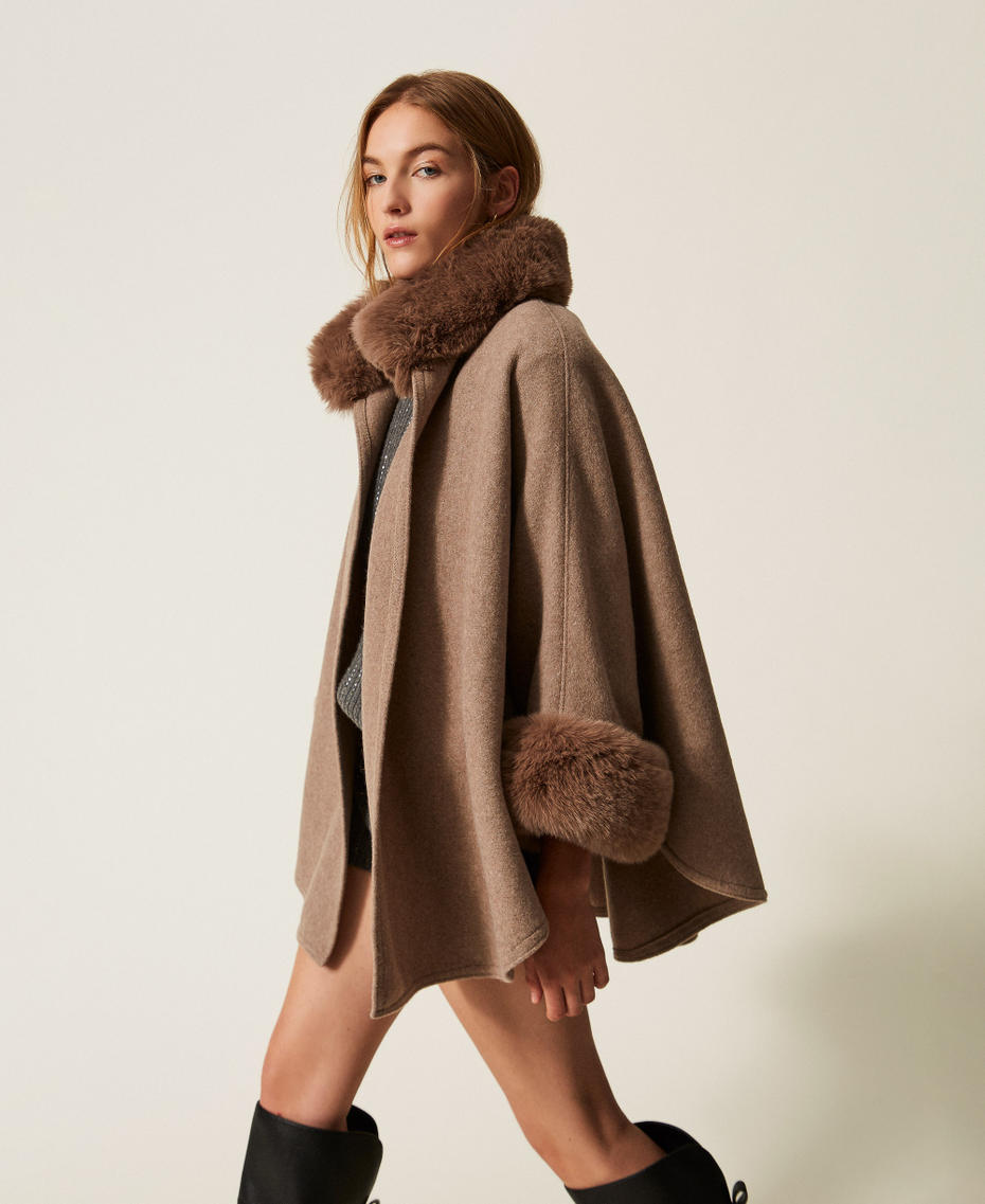 Poncho en drap avec fausse fourrure Mastic Chin&eacute; Femme 262TO5730_14170_01