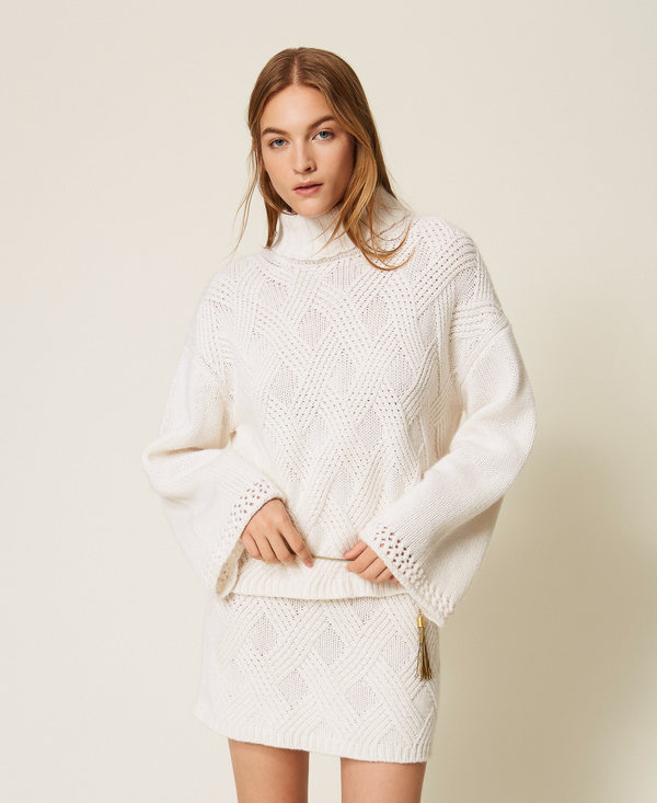 Rollkragenpullover mit Flechtdetail