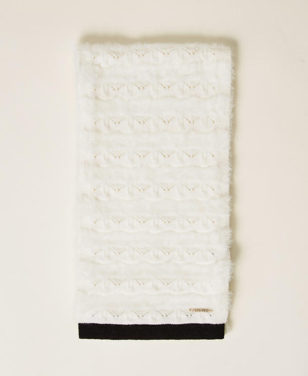 Strickschal mit Lochmuster