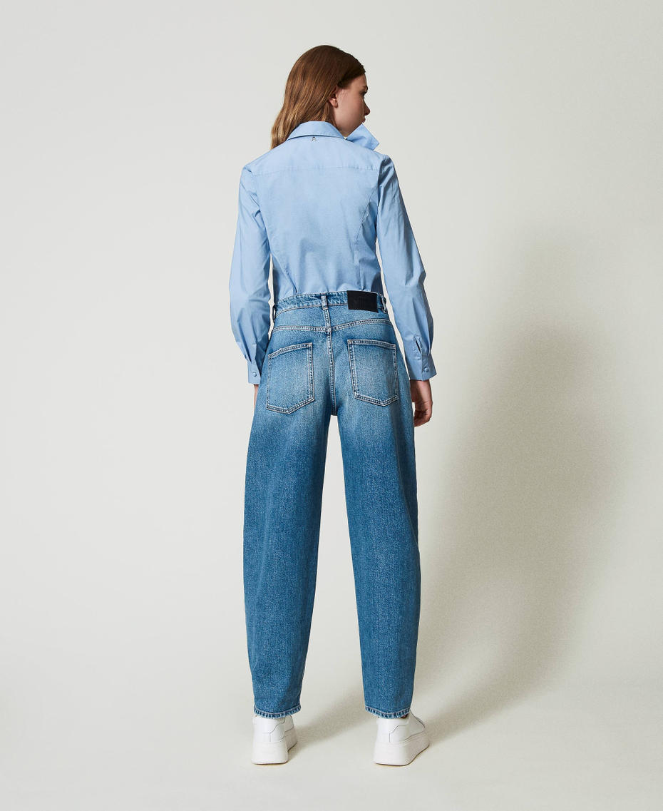 Jean carotte avec cinq poches Denim Clair Femme 242AT2270_11453_03