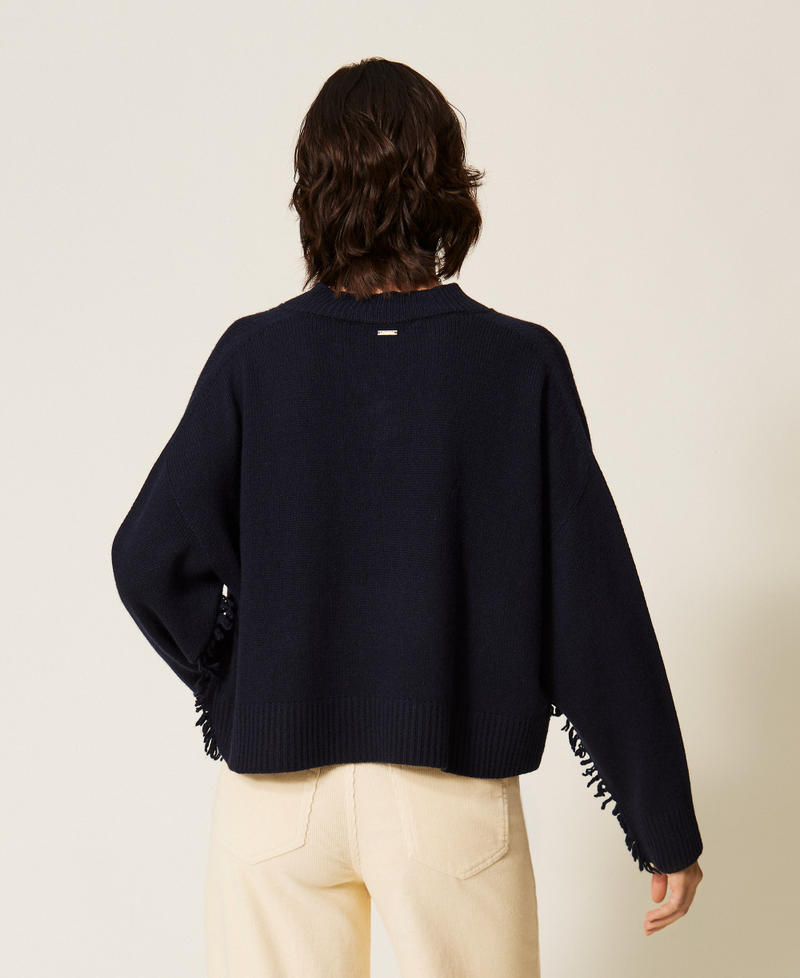 Pullover aus Wollmischung mit Fransen Klassisches Blau Frau 262TT3211_11956_03