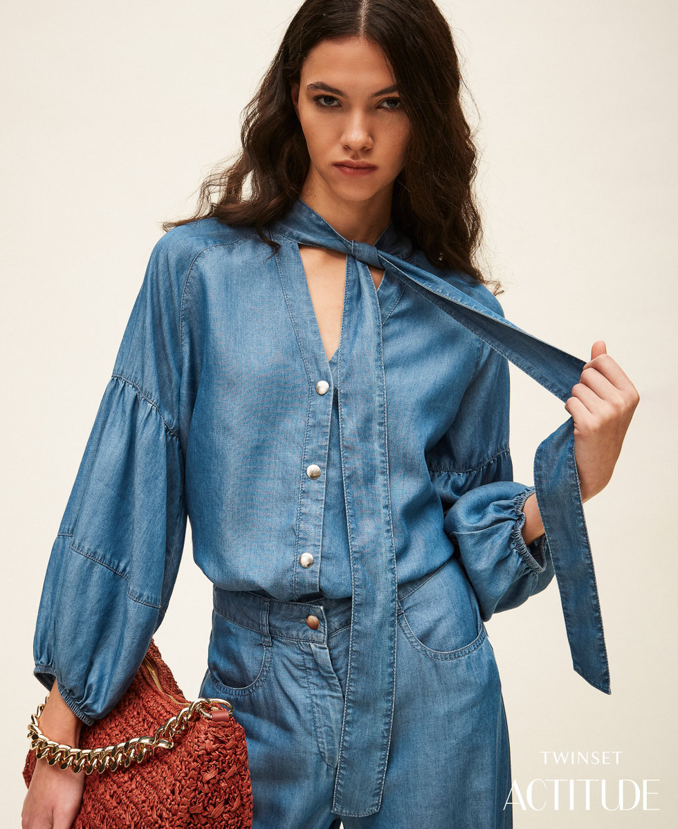 Jeansbluse mit Schleife Helles Denimblau Frau 261AT2054_07283_PA