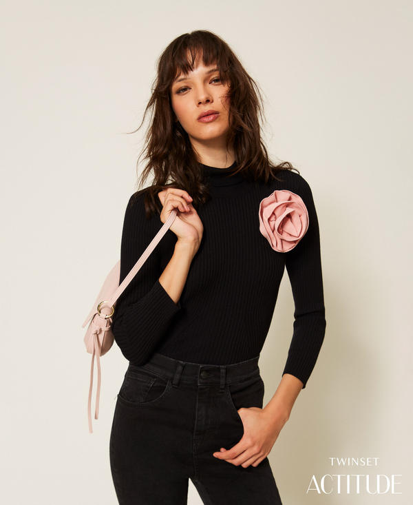 Pullover mit Rollkragen und Schmuckbrosche