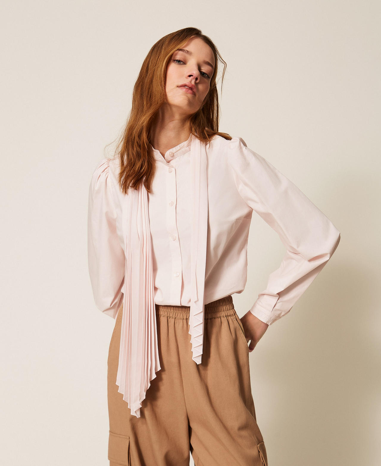 Chemise en popeline avec écharpe plissée