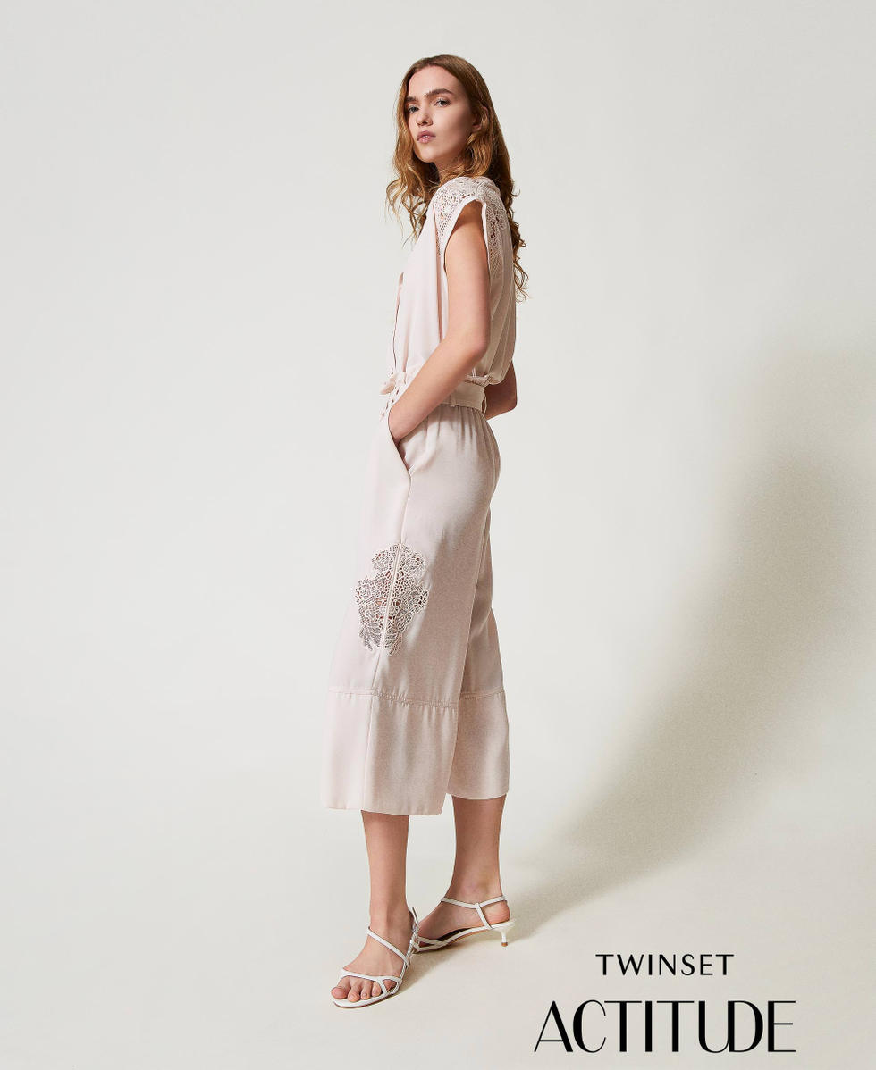 Cropped twill trousers with embroidery