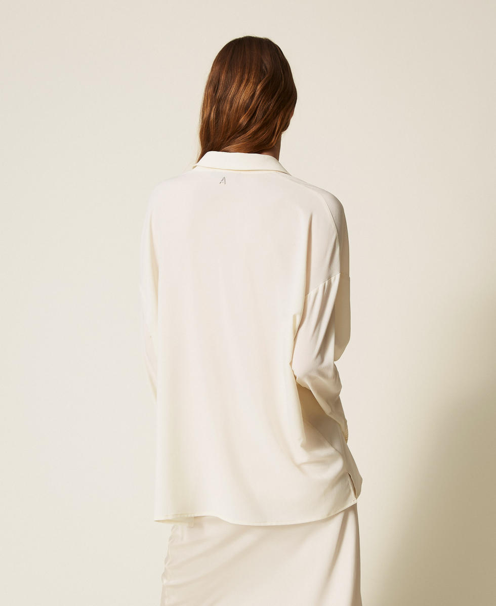 Oversize-Hemd aus recyceltem Cr&ecirc;pe de Chine Wei&szlig; Schnee Frau 252AP2142_00282_03