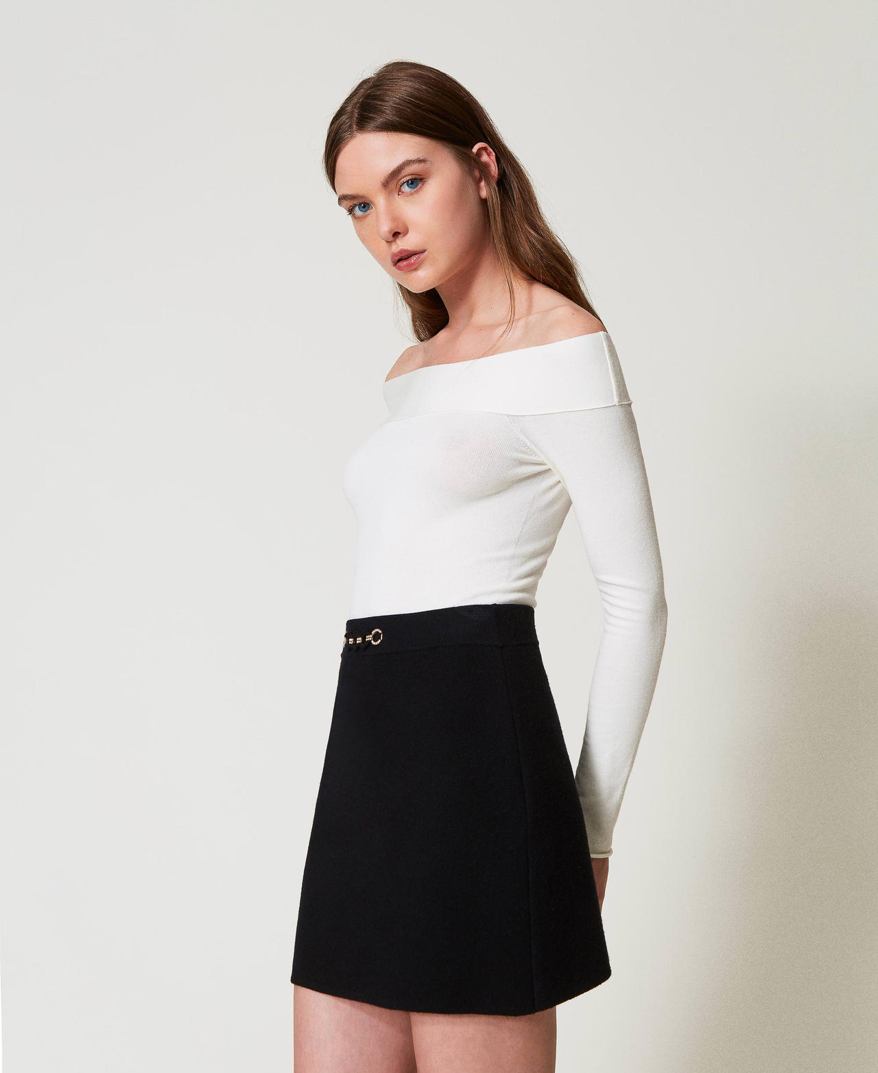 Nahtlos gearbeiteter Off-Shoulder-Strickbody Wei&szlig; Schnee Frau 232TN311J_00282_02