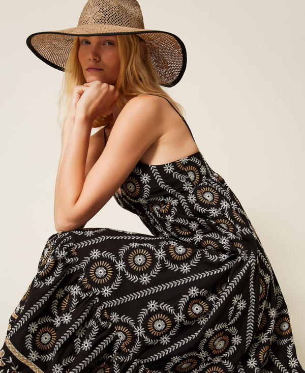 Langes Kleid aus Musselin mit Lochstickerei