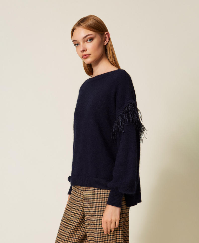 Pull en angora mélangé avec plumes Bleu Classique Femme 252TT3185_11956_02