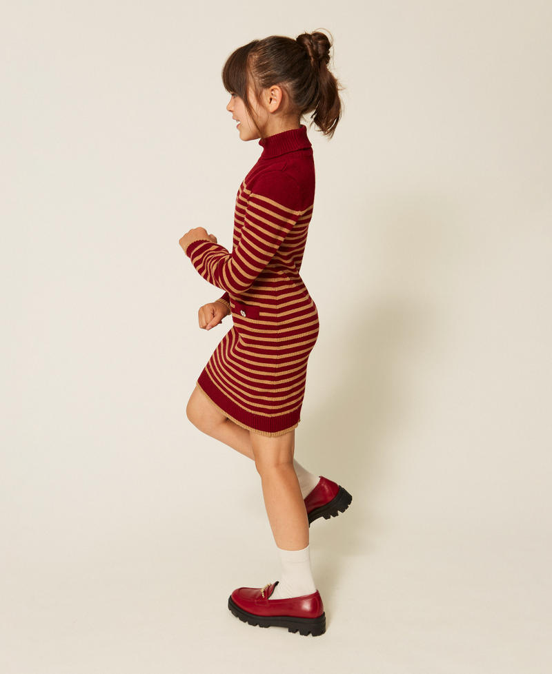 Kurzes Strickkleid mit Streifen Streifen Red Ruby / "Iced Coffee"-Braun M&auml;dchen 262GJ3034_13895_03