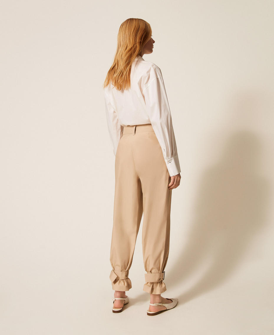 Hose aus recyceltem Popeline Safaribeige Frau 261AP208C_13191_03